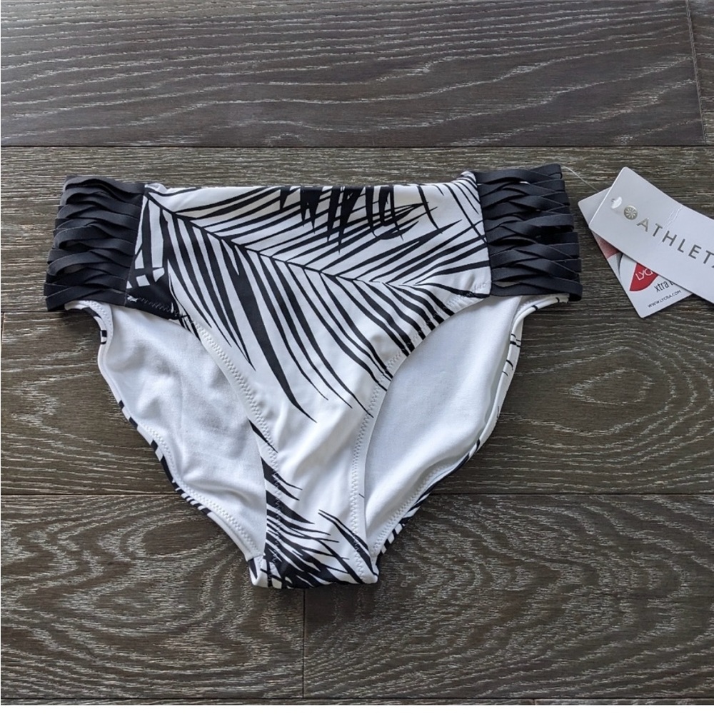 Size M Athleta bikini bottoms. NWT. Bottoms did not work. Smoke free home.